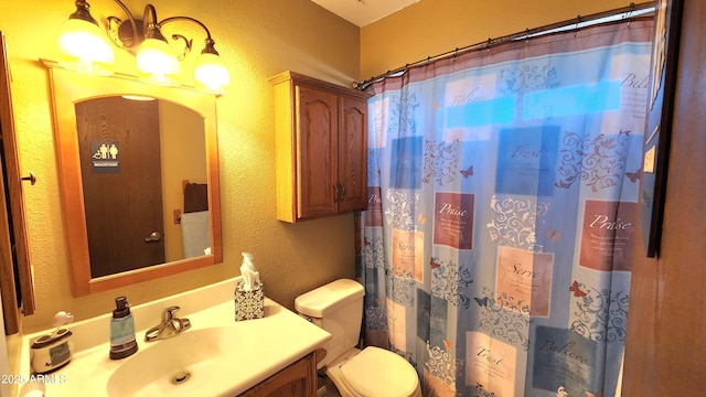 bathroom with a shower with curtain, vanity, and toilet