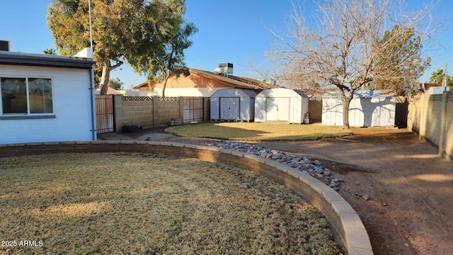 view of yard featuring a storage unit