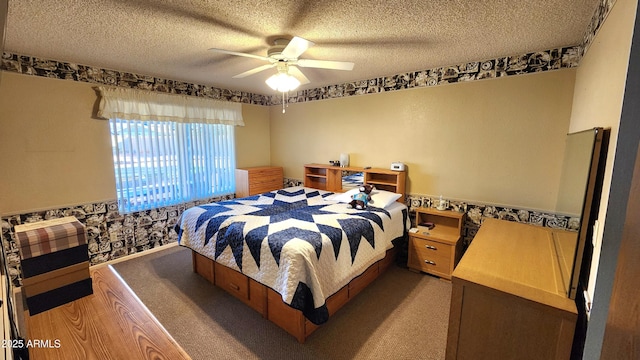 bedroom featuring ceiling fan and a textured ceiling