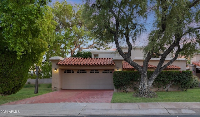 view of front of property featuring a front yard and a garage