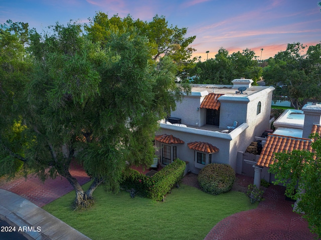 view of front of house featuring a yard