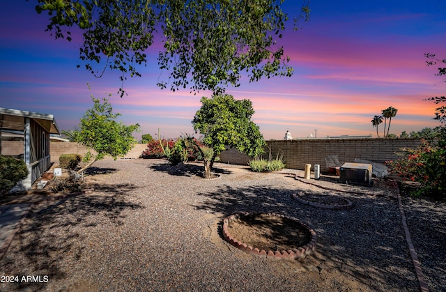 view of yard at dusk