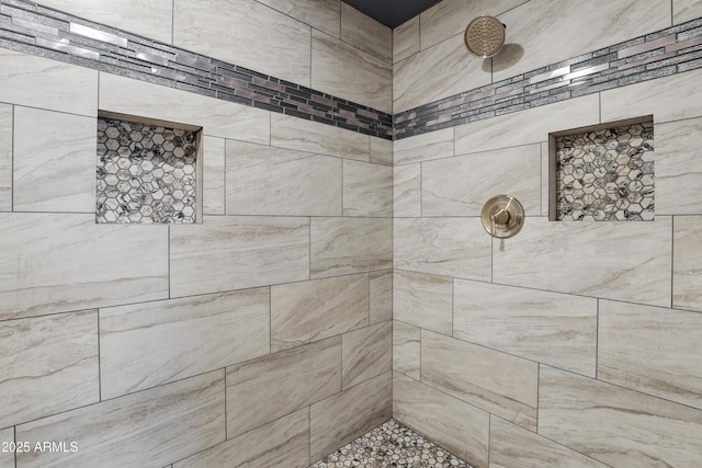 bathroom featuring a tile shower