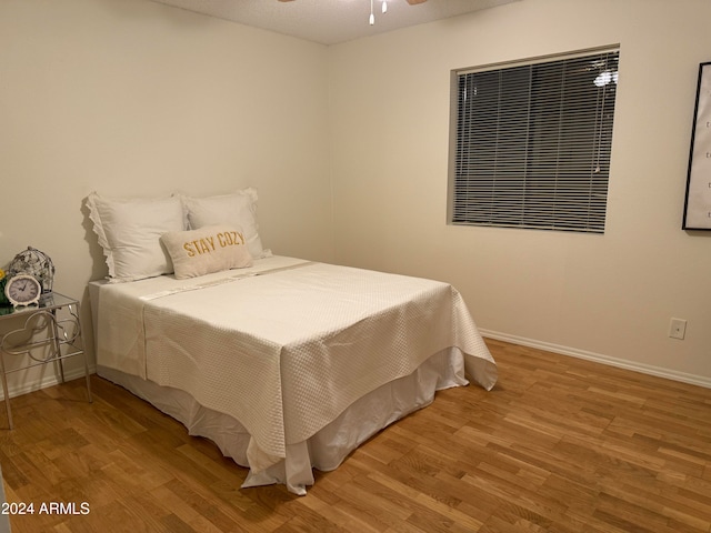 bedroom featuring a textured ceiling, light hardwood / wood-style flooring, and ceiling fan