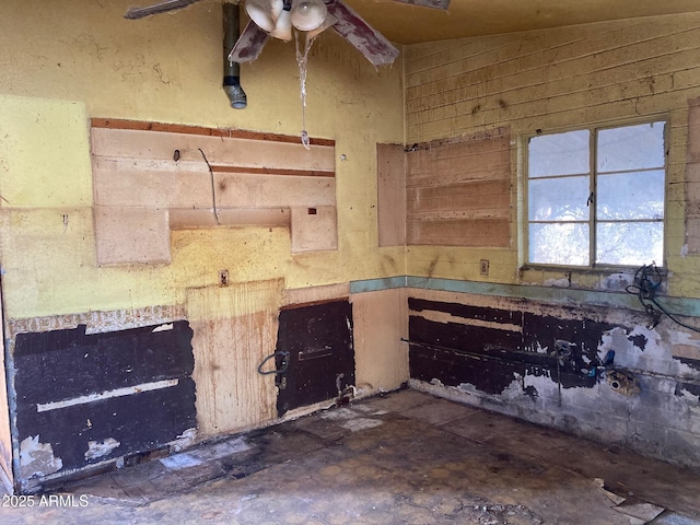 kitchen with vaulted ceiling and ceiling fan