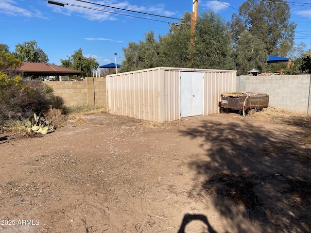 view of yard featuring a shed