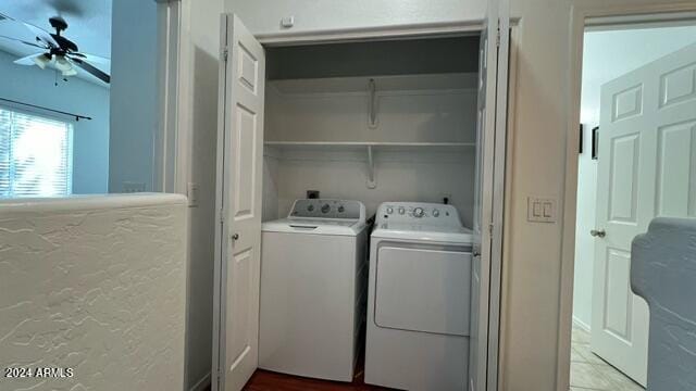 laundry room featuring independent washer and dryer and ceiling fan