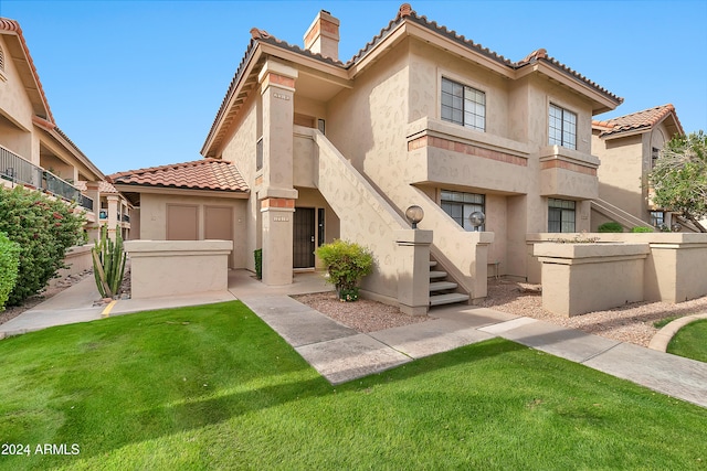 view of front of property with a front yard