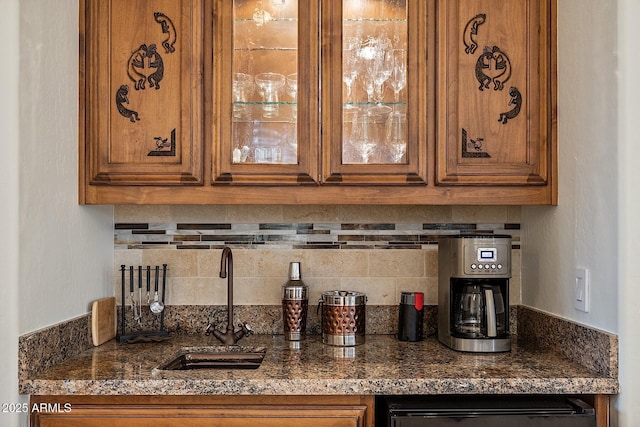 bar featuring tasteful backsplash, a sink, and a dry bar