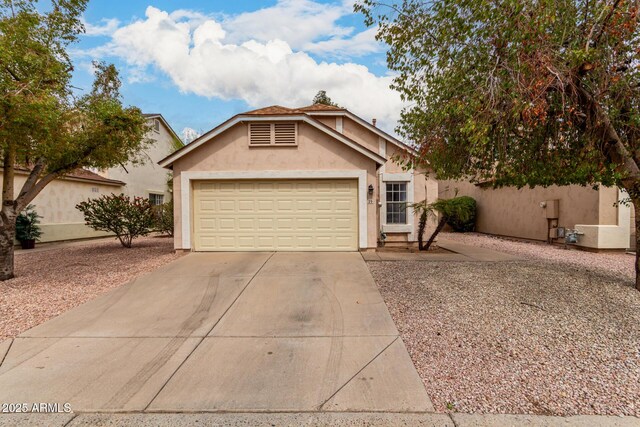 view of front of property featuring stucco siding, an attached garage, and driveway