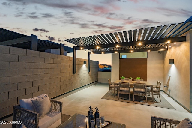 living area featuring beverage cooler, marble finish floor, ceiling fan, visible vents, and recessed lighting