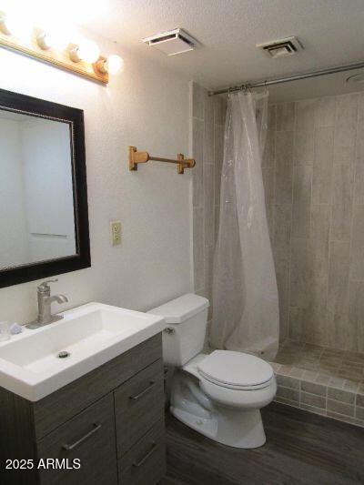 474 N Meadow Way, Payson, AZ 85541 - bathroom with vanity, a tile shower, and wood finished floors