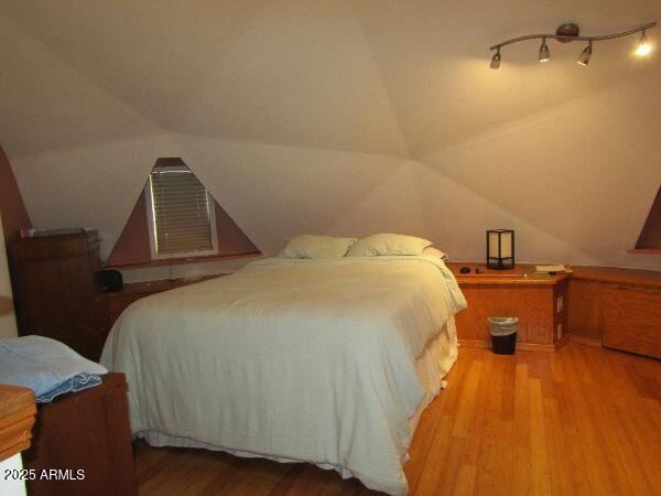 474 N Meadow Way, Payson, AZ 85541 - bedroom with wood finished floors and vaulted ceiling