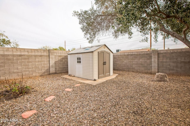 view of yard featuring a shed