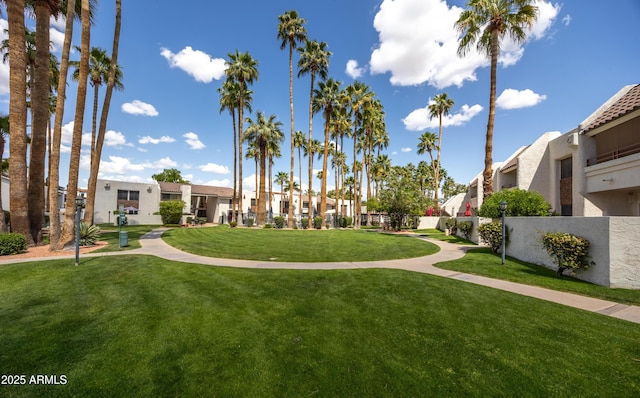 7350 N Via Paseo Del Sur Unit O202, Scottsdale, AZ 85258 - view of property's community featuring a lawn and a residential view