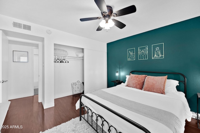 7350 N Via Paseo Del Sur Unit O202, Scottsdale, AZ 85258 - bedroom featuring a ceiling fan, baseboards, wood finished floors, visible vents, and a closet