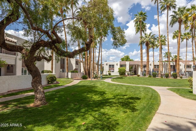 7350 N Via Paseo Del Sur Unit O202, Scottsdale, AZ 85258 - view of property's community with a yard