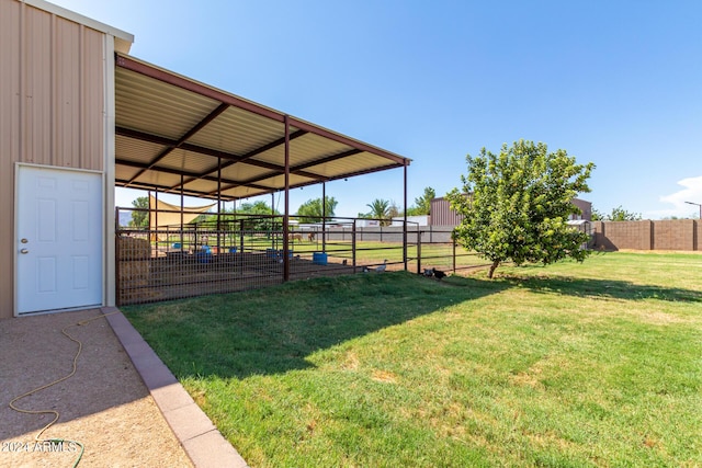 view of yard with an outdoor structure