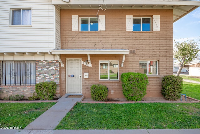 multi unit property featuring a front lawn