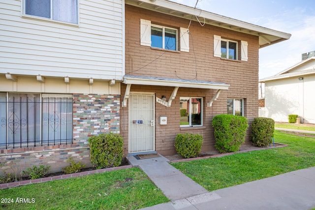 view of front of home featuring a front lawn