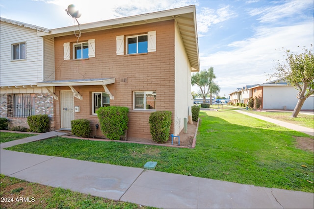 multi unit property featuring a front yard