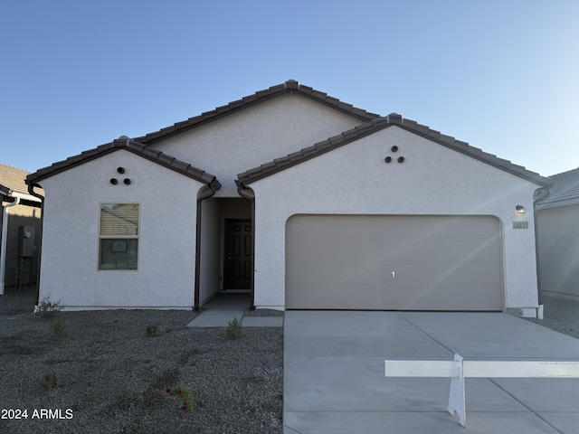 view of front facade featuring a garage