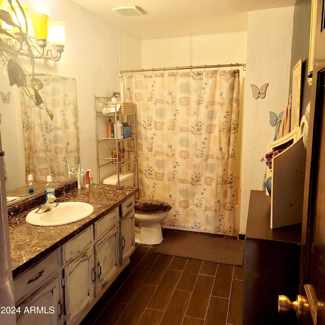 full bath featuring wood finish floors, visible vents, toilet, a shower with shower curtain, and vanity