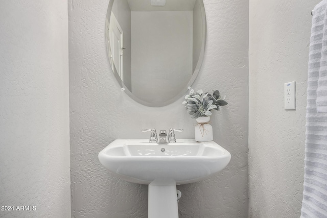 bathroom featuring sink