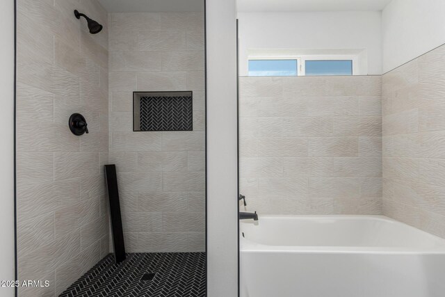 11474 N 79th Dr, Peoria, AZ 85345 - full bath with tiled shower and a tub