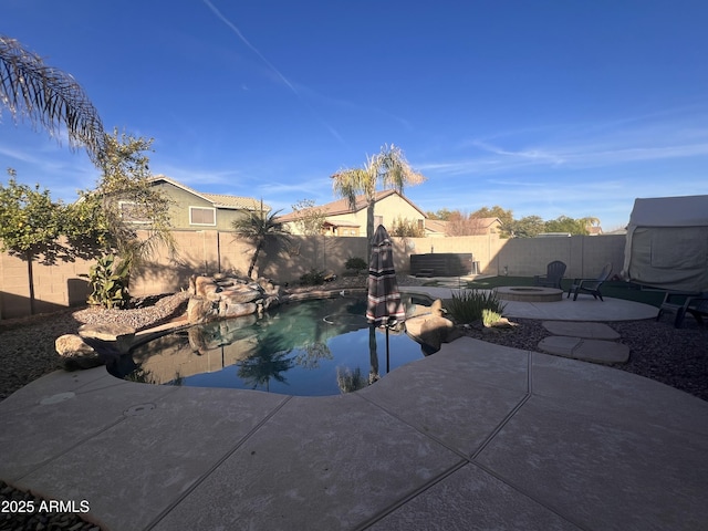 view of swimming pool featuring a jacuzzi and a patio area