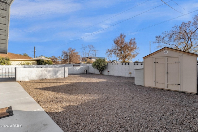 view of yard with a storage shed