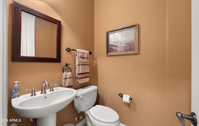 bathroom featuring sink and toilet