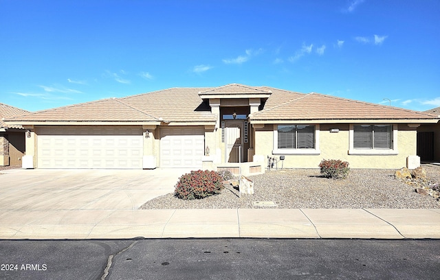 view of front facade featuring a garage