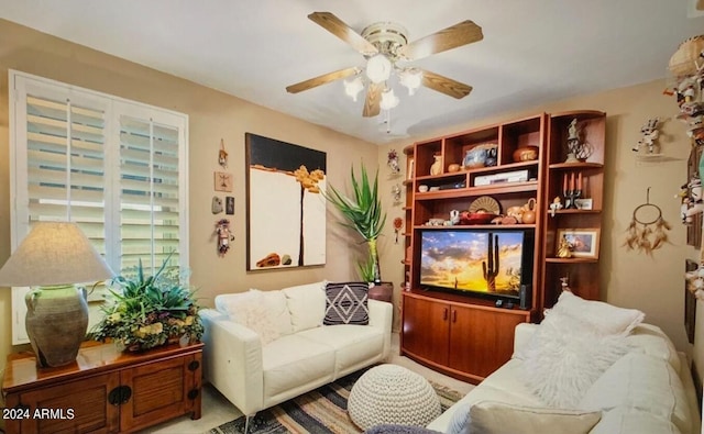 sitting room with ceiling fan