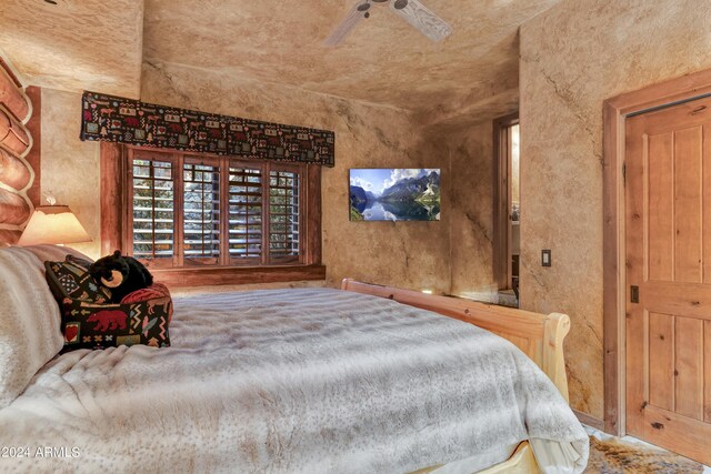 bedroom with ceiling fan