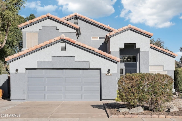 view of front facade featuring a garage