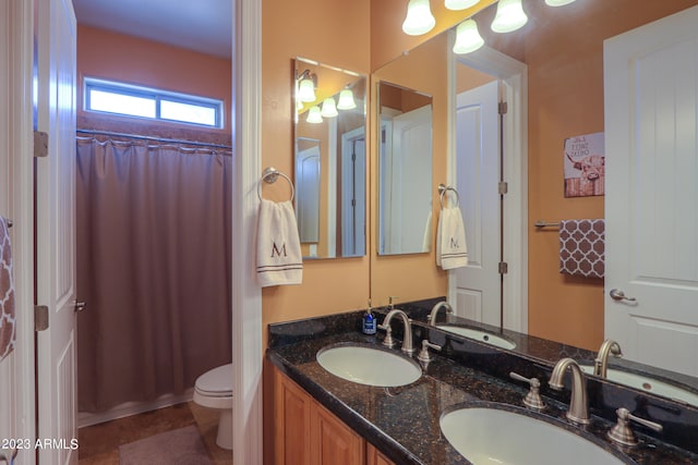 bathroom featuring a shower with shower curtain, vanity, and toilet