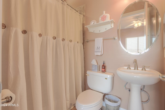 bathroom with ceiling fan, curtained shower, and toilet