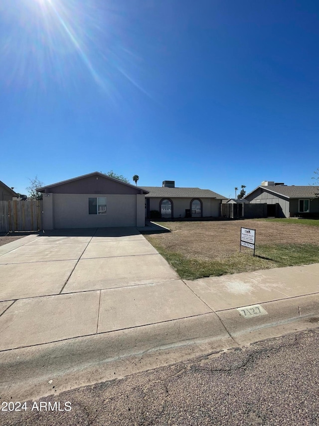 single story home with a front lawn