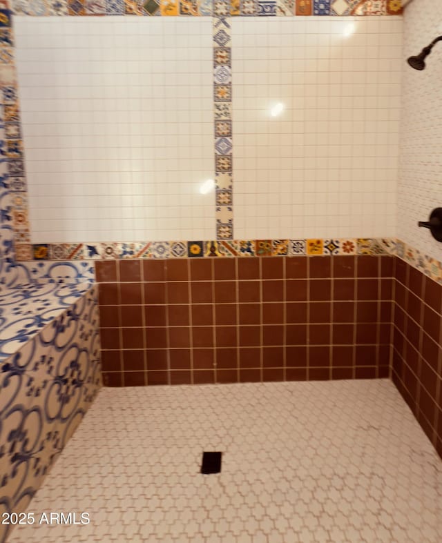 full bath with tiled shower