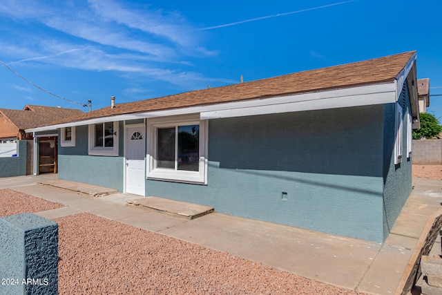 view of front of property featuring a patio