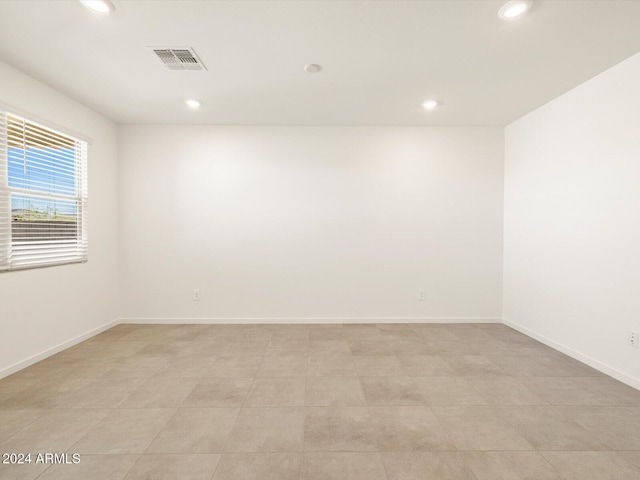 unfurnished room featuring light tile patterned floors