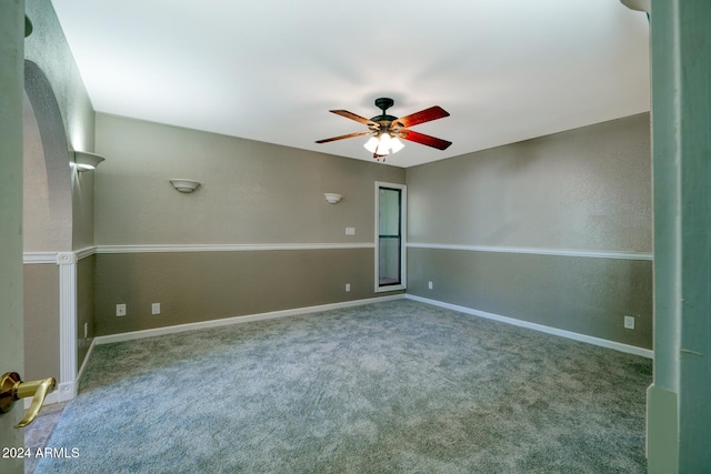 unfurnished room with carpet flooring and ceiling fan