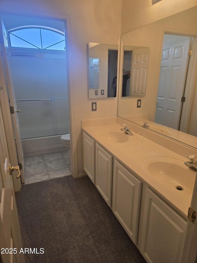 955 W Laurel Ave, Gilbert, AZ 85233 - full bath featuring double vanity and enclosed tub / shower combo