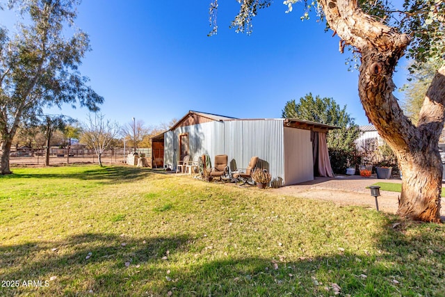 view of yard featuring an outbuilding