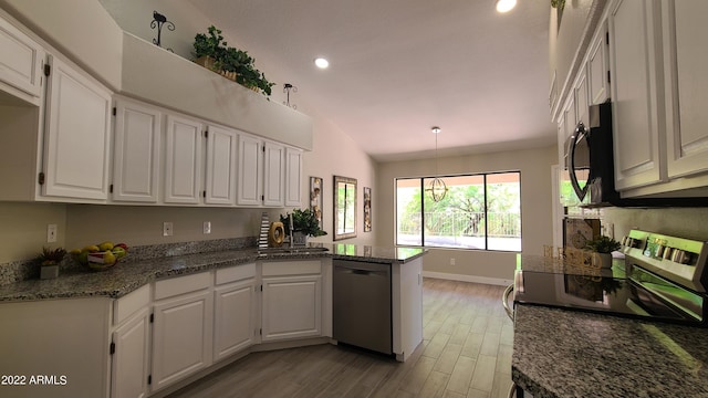 5452 S Pyrite Cir, Gold Canyon, AZ 85118 - kitchen featuring stainless steel appliances, a peninsula, white cabinets, light wood finished floors, and vaulted ceiling