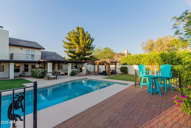 9921 E Doubletree Ranch Rd, Scottsdale, AZ 85258 - view of swimming pool featuring a patio and a pergola