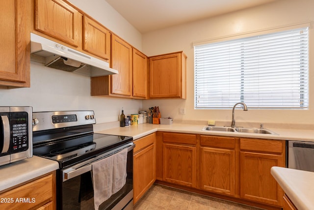 170 E Canary Ct, San Tan Valley, AZ 85143 - kitchen featuring stainless steel appliances, a sink, under cabinet range hood, and light countertops