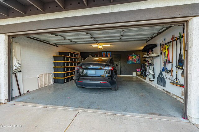 7821 N Via De La Sombre, Scottsdale, AZ 85258 - garage with a garage door opener