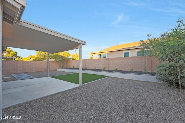 view of yard featuring a patio area